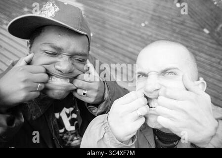 Crash rappers, Haarlem, Paesi Bassi, 15-09-1993 Whizgle News, Dutch Desk, i Paesi Bassi, 1950-2000 due amici che giocano a fare facce esagerate tirando in bocca, mostrando la loro simpatica personalità e cameratismo. Foto Stock