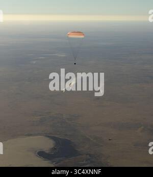 4 ottobre 2018 - Zhezkazgan, Kazakistan - i jet di atterraggio sparano mentre la navicella Soyuz MS-08 atterra con la Expedition 56 il comandante Drew Feustel e l'ingegnere di volo Ricky Arnold della NASA e il comandante Sojuz Oleg Artemyev di Roscosmos a bordo vicino alla città di Zhezkazgan, Kazakistan. Feustel, Arnold e Artemyev sono tornati sulla Terra dopo 197 giorni nello spazio, dove hanno servito come membri della Expedition 55 e 56 equipaggi a bordo della stazione spaziale Internazionale. (Immagine di credito: © Bill Ingalls/NASA via ZUMA Wire/ZUMAPRESS.com) Foto Stock