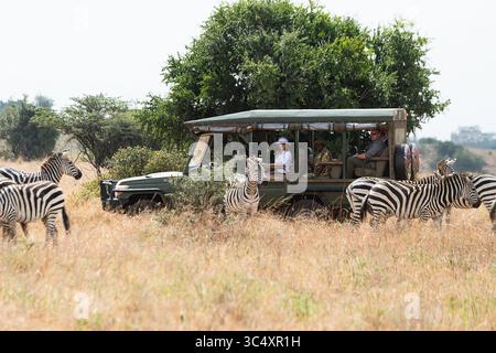 5 ottobre 2018 - Nairobi, Kenya - la First Lady degli Stati Uniti Melania Trump, indossando un casco bianco, vede le zebre mentre viaggia in un Land-Cruiser durante un safari nel Parco Nazionale di Nairobi con la sua guida Nelly Palmeris, seduta dietro, 5 ottobre 2018 a Nairobi, Kenya. La First Lady nel suo primo viaggio internazionale da solista è stata criticata per aver indossato l'elmo, a lungo simbolo dei colonialisti occidentali in Africa. (Immagine di credito: © Andrea Hanks via ZUMA Wire) Foto Stock