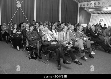 Presentation Provincial Tourist Office North Holland, 20-10-1993 Whizgle News, Dutch Desk, The Netherlands, 1950-2000 Un grande pubblico siede con attenzione in un ambiente formale, con un mix di espressioni che vanno dall'impegno mirato alla contemplazione ponderata. I partecipanti sono vestiti in abiti da lavoro, che riflettono un incontro di professionisti o accademici, impegnati in una discussione o una presentazione. Foto Stock