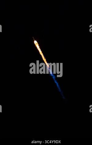 7 ottobre 2018 - Vandenberg Air base, California, Stati Uniti - il razzo SpaceX Falcon 9 lanciò la prima missione di ritorno al sito di lancio della West Coast Sunday. Il lancio, la cui missione principale era quella di dispiegare il satellite argentino SAOCOM 1A radar imaging, ebbe luogo dal Vandenberg Air Force base Space Launch Complex 4E alle 19:22 ora del Pacifico. Il primo stadio di Falcon è atterrato con successo nella vicina Landing zone 4 circa sette e tre quarti minuti dopo il decollo. (Immagine di credito: © SpaceX/ZUMA Wire/ZUMAPRESS.com) Foto Stock