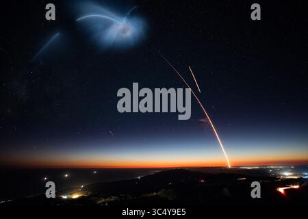 7 ottobre 2018 - Vandenberg Air base, California, Stati Uniti - il razzo SpaceX Falcon 9 lanciò la prima missione di ritorno al sito di lancio della West Coast Sunday. Il lancio, la cui missione principale era quella di dispiegare il satellite argentino SAOCOM 1A radar imaging, ebbe luogo dal Vandenberg Air Force base Space Launch Complex 4E alle 19:22 ora del Pacifico. Il primo stadio di Falcon è atterrato con successo nella vicina Landing zone 4 circa sette e tre quarti minuti dopo il decollo. (Immagine di credito: © SpaceX/ZUMA Wire/ZUMAPRESS.com) Foto Stock
