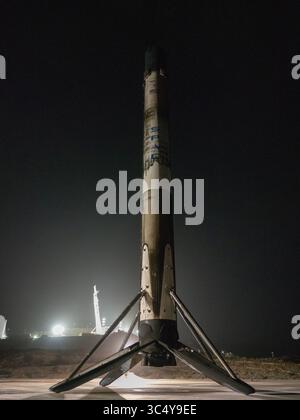 7 ottobre 2018 - Vandenberg Air base, California, Stati Uniti - il razzo SpaceX Falcon 9 lanciò la prima missione di ritorno al sito di lancio della West Coast Sunday. Il lancio, la cui missione principale era quella di dispiegare il satellite argentino SAOCOM 1A radar imaging, ebbe luogo dal Vandenberg Air Force base Space Launch Complex 4E alle 19:22 ora del Pacifico. Il primo stadio di Falcon è atterrato con successo nella vicina Landing zone 4 circa sette e tre quarti minuti dopo il decollo. (Immagine di credito: © SpaceX/ZUMA Wire/ZUMAPRESS.com) Foto Stock