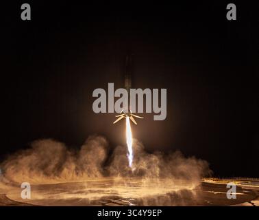 7 ottobre 2018 - Vandenberg Air base, California, Stati Uniti - il razzo SpaceX Falcon 9 lanciò la prima missione di ritorno al sito di lancio della West Coast Sunday. Il lancio, la cui missione principale era quella di dispiegare il satellite argentino SAOCOM 1A radar imaging, ebbe luogo dal Vandenberg Air Force base Space Launch Complex 4E alle 19:22 ora del Pacifico. Il primo stadio di Falcon è atterrato con successo nella vicina Landing zone 4 circa sette e tre quarti minuti dopo il decollo. (Immagine di credito: © SpaceX/ZUMA Wire/ZUMAPRESS.com) Foto Stock