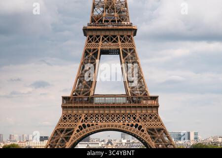 Parigi, Francia - agosto 29 2023: La Torre Eiffel vista dal Trocadero in una giornata nuvolosa. Fotografia scattata a Parigi Foto Stock