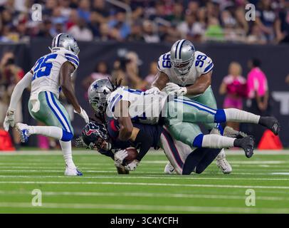 7 ottobre 2018 - Houston, Texas, USA - il wide receiver degli Houston Texans DeAndre Hopkins (10) viene placcato dal defensive end dei Dallas Cowboys Randy Gregory (94) durante la gara NFL tra Dallas Cowboys e Houston Texans il 7 ottobre 2018 all'NRG Stadium di Houston, Texas. Gli Houston Texans guidarono i Dallas Cowboys 10-6 a metà. Â©Maria Lysaker-ZUMA Press (immagine di credito: © Maria Lysaker/ZUMA Wire) Foto Stock