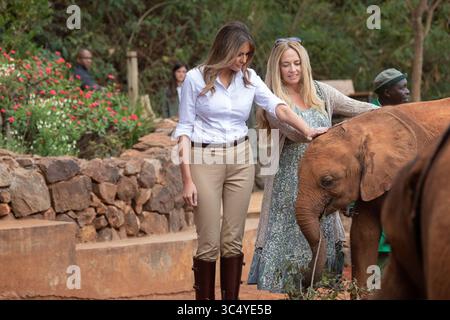 5 ottobre 2018 - Africa - la First Lady Melania Trump visita i baby elefanti con Angela Sheldrick, CEO del David Sheldrick Wildlife Trust, presso il David Sheldrick Wildlife Trust Elephant Orphanage venerdì 5 ottobre 2018, a Nairobi, Kenya... persone: First Lady Melania Trump. (Immagine di credito: © SMG via ZUMA Wire) Foto Stock