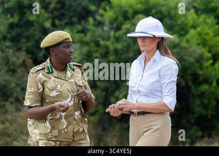5 ottobre 2018 - Africa - la First Lady Melania Trump visita un sito di combustione d'avorio con Nelly Palmeris, direttore senior del Nairobi National Park, venerdì 5 ottobre 2018, al Nairobi National Park di Nairobi, Kenya. (Immagine di credito: © SMG via ZUMA Wire) Foto Stock