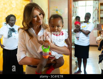 5 ottobre 2018 - Africa - la First Lady Melania Trump visita con i bambini al nido: ChildrenÃs Home Friday, 5 ottobre 2018, a Limuru, Kenya... persone: First Lady Melania Trump. (Immagine di credito: © SMG via ZUMA Wire) Foto Stock