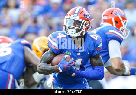 6 ottobre - Gainesville, Florida, Stati Uniti: Il running back dei Florida Gators Kadarius Toney (4) corre la palla durante la seconda metà dell'azione di football NCAA contro i LSU Tigers all'Università della Florida. (Gary Lloyd McCullough/Cal Sport Media) (immagine di credito: &Copy; Gary McCullough/CSM tramite cavo ZUMA) Foto Stock