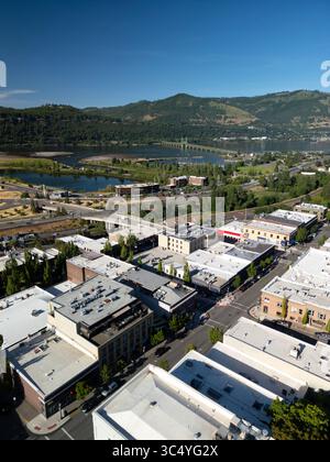 Vista dall'alto dei negozi e dei ristoranti del centro di Hood River, Oregon, in una giornata estiva di sole Foto Stock
