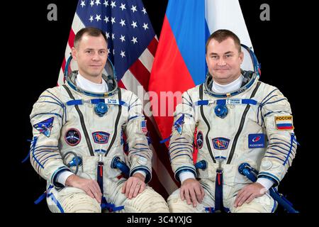 16 novembre 2017 - Star City, Russia - il cosmonauta membro dell'equipaggio della Expedition 57 Alexey Ovchinin di Roscosmos, Right, e Nick Hague dei ritratti della NASA nei loro costumi di lancio e di ingresso al Gagarin Cosmonaut Training Center il 16 novembre 2017 a Star City, Russia. L'equipaggio della International Space Station Expedition 57 Nick Hague della NASA e Alexey Ovchinin di Roscosmos è previsto per il lancio l'11 ottobre e trascorrerà i prossimi sei mesi vivendo e lavorando a bordo della stazione spaziale Internazionale. (Immagine di credito: © Victor Zelentsov via ZUMA Wire) Foto Stock