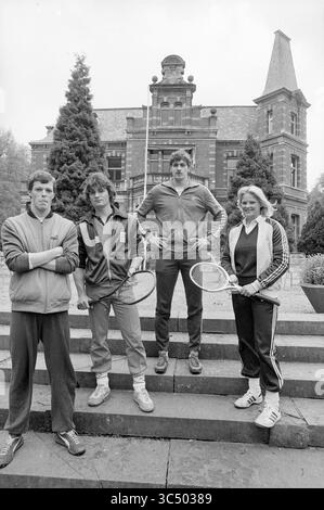 4 studenti da CIO, Bloemendaal, Duinlustweg, 13-05-1983 Whizgle News, Dutch Desk, i Paesi Bassi, 1950-2000 Un gruppo di quattro tennisti si erge con fiducia sui gradini di fronte a un elegante edificio storico, ognuno con una racchetta da tennis. Indossano un abbigliamento sportivo casual, con due uomini e due donne in posa che trasmettono un senso di cameratismo e determinazione. Alberi lussureggianti incorniciano lo sfondo, migliorando l'ambiente sereno dei loro campi di allenamento. Foto Stock