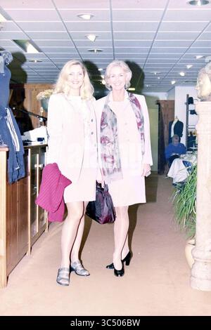 Sfilata di moda la Gonna, Heemstede, Heemstede, Paesi Bassi, 02-03-1999 Whizgle News, Dutch Desk, Paesi Bassi, 1950-2000 due donne elegantemente vestite si affiancano, ciascuna sfoggia abiti eleganti in tonalità morbide. La donna più giovane porta un maglione leggero e indossa sandali chic, mentre la donna più anziana è dotata di sciarpa a motivi geometrici e di una sofisticata borsa. Sullo sfondo, un ambiente informale suggerisce un incontro sociale o un evento di moda. Foto Stock