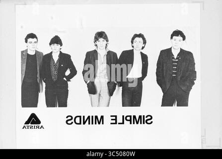 Image Simple Minds, musica pop, 00-02-1980 Whizgle News, Dutch Desk, Paesi Bassi, 1950-2000 Un gruppo di cinque individui si trova fianco a fianco, ognuno con stili unici che riflettono un'epoca particolare, con espressioni e pose diverse che trasmettono un senso di cameratismo. Sfoggiano un mix di scelte di moda, dagli abiti sartoriali all'abbigliamento casual, creando un'intrigante dinamica visiva. Il nome "Simple Minds" è in primo piano, suggerendo una connessione musicale. Foto Stock