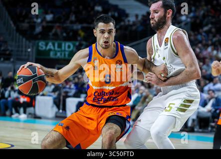 5 dicembre 2019, Madrid, MADRID, SPAGNA: MADRID, SPAGNA - 05 DICEMBRE: Alberto Abalde, calciatore spagnolo di Valencia e Rodolfo Fernandez Farres ''Rudy''', giocatore spagnolo del Real Madrid durante la partita di basket dell'Euroligue, giocata tra Real Madrid e Valencia al WiZink Center il 5 dicembre 2019 a Madrid, Spagna. (Immagine di credito: © AFP7 via cavo ZUMA) Foto Stock