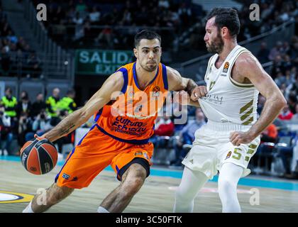 5 dicembre 2019, Madrid, MADRID, SPAGNA: MADRID, SPAGNA - 05 DICEMBRE: Alberto Abalde, calciatore spagnolo di Valencia e Rodolfo Fernandez Farres ''Rudy''', giocatore spagnolo del Real Madrid durante la partita di basket dell'Euroligue, giocata tra Real Madrid e Valencia al WiZink Center il 5 dicembre 2019 a Madrid, Spagna. (Immagine di credito: © AFP7 via cavo ZUMA) Foto Stock