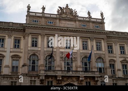 Palazzo del Lloyd Triestino in stile eclettico in Piazza dell'unità a Trieste, Italia. Foto Stock
