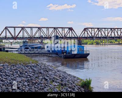 Navi nautiche dell'Arkansas Inland Maritime Museum sul fiume Arkansas sotto la ferrovia 1884 Junction, ora ponte pedonale a North Little Rock Arkansas Foto Stock
