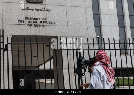 Washington, DC, USA. 29 luglio 2025. Un manifestante canta slogan fuori dall'ambasciata egiziana a Washington protestando contro la presunta complicità del paese nel genocidio in corso a Gaza. (Immagine di credito: © Tom Hudson/ZUMA Press Wire) SOLO USO EDITORIALE! Non per USO commerciale! Crediti: ZUMA Press, Inc./Alamy Live News Foto Stock