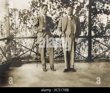 13 giugno 2019, Stati Uniti d'America: Kermit Roosevelt con suo padre Theodore Roosevelt, full-length Portrait Standing on Porch, Fotografia di Warrington Dawson, 1910 (Credit Image: © JT Vintage/Glasshouse via ZUMA Wire) Foto Stock