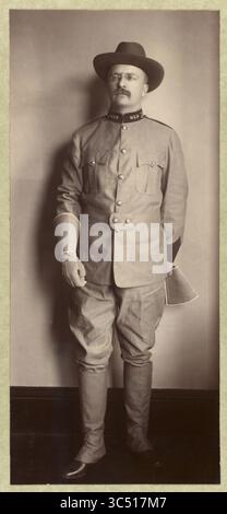 13 giugno 2019, Montauk, New York, Stati Uniti d'America: Colonnello Theodore Roosevelt, full-length Standing Portrait in Military Uniform, Fotografia di Frances Benjamin Johnston, 1898 (Credit Image: © JT Vintage/Glasshouse via ZUMA Wire) Foto Stock