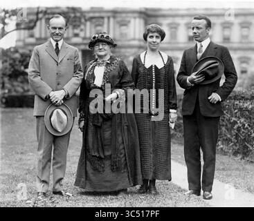 Presidente degli Stati Uniti Calvin Coolidge (sinistra), Mary Harris Jones ''Mother'' Jones, Grace Coolidge e Theodore Roosevelt Jr., Full-Length Portrait, Washington, D.C., USA, 1924 (immagine di credito: © circa Images/JT Vintage via ZUMA Press Wire) Foto Stock