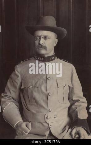 25 giugno 2019, Montauk, New York, Stati Uniti d'America: Colonnello Theodore Roosevelt, Half-Length Seated Portrait in Military Uniform, Montauk, New York, USA, Fotografia di Frances Benjamin Johnston, agosto 1898 (Credit Image: © JT Vintage/Glasshouse via ZUMA Wire) Foto Stock