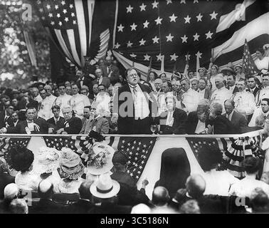 27 giugno 2019, Manassas, Virginia, Stati Uniti: Il presidente degli Stati Uniti William Howard Taft parla alla Manassas Court House, il governatore William H. Mann alla destra di Taft, Manassas, Virginia, USA, 10 novembre, 1911 (immagine di credito: © JT Vintage/Glasshouse via ZUMA Wire) Foto Stock