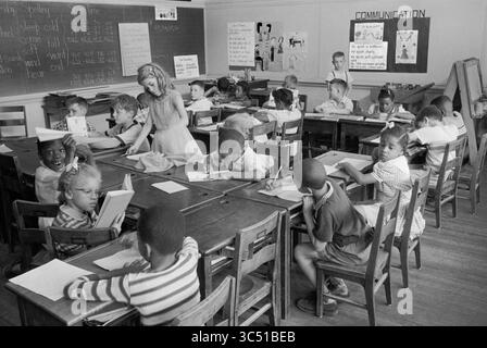 Racially Integrated Classroom, Barnard School, Washington, D.C., USA, Fotografia di Thomas J. o'Halloran, maggio 1955 (Credit Image: © circa Images/JT Vintage via ZUMA Press Wire) Foto Stock