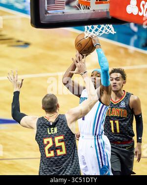 8 dicembre 2019, Charlotte, North Carolina, Stati Uniti: La guardia dei Charlotte Hornets GRAHAM (4) entra in corsia mentre il centro degli Atlanta Hawks ALEX LEN (25) e la guardia degli Atlanta Hawks TRAE YOUNG (11) difendono durante una partita NBA allo Spectrum Center. (Immagine di credito: © Rusty Jones/ZUMA Wire) Foto Stock