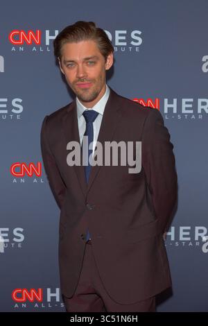 8 dicembre 2019, New York, Stati Uniti: Tom Payne partecipa al 13° Annual CNN Heroes all'American Museum of Natural History. (Immagine di credito: © Ron Adar/SOPA Images via ZUMA Wire) Foto Stock
