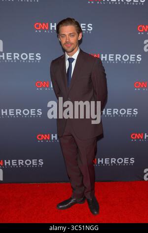 8 dicembre 2019, New York, Stati Uniti: Tom Payne partecipa al 13° Annual CNN Heroes all'American Museum of Natural History. (Immagine di credito: © Ron Adar/SOPA Images via ZUMA Wire) Foto Stock