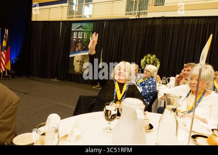 Una delle laureate più famose, Mary Beran Skjold, che salutava la folla a un pranzo scozzese al Macalester College Golden Scot. St Paul, Minnesota, Minnesota, Stati Uniti Foto Stock