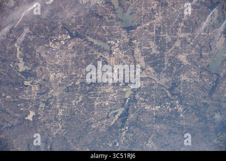 6 dicembre 2019, stazione spaziale Internazionale, ORBITA TERRESTRE: L'area metropolitana di Dallas-Fort Worth, Texas, è raffigurata insieme a luoghi di interesse come l'aeroporto internazionale DFW e l'aeroporto Love Field di Dallas, come sembra dalla stazione spaziale Internazionale che orbita a 258 miglia sopra lo stato del Texas il 6 dicembre 2019 a Earth Orbit. Nella foto sono presenti diversi corpi d'acqua, tra cui Joe Pool Lake, Mountain Creek Lake, White Rock Lake, Lake Ray Hubbard, Lewisville Lake e Grapevine Lake. (Immagine di credito: © NASA/Planet Pix via ZUMA Wire) Foto Stock