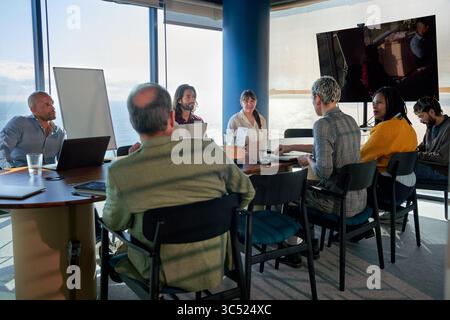 Riunione del team in un ufficio moderno, per discutere della strategia. Foto Stock