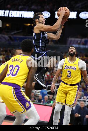 11 dicembre 2019, Orlando, Florida, Stati Uniti: La guardia di Orlando Michael Carter-Williams (top) supera l'attaccante Anthony Davis (3) e LA guardia Troy Daniels (30) durante la partita NBA dei Los Angeles Lakers all'Orlando Magic all'Amway Center di mercoledì 11 dicembre 2019. (Immagine di credito: © TNS via cavo ZUMA) Foto Stock
