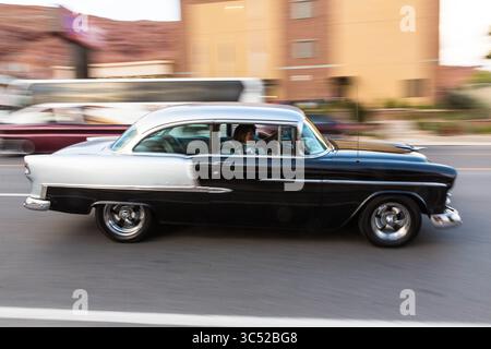 28 aprile 2017, Moab, Utah, Stati Uniti: Una berlina Chevy bel Air 2 porte restaurata del 1955 che naviga nel Moab April Action Car Show a Moab, Utah. (Immagine di credito: © Jon G. Fuller / Vwpics/VW Pics via cavo ZUMA) Foto Stock