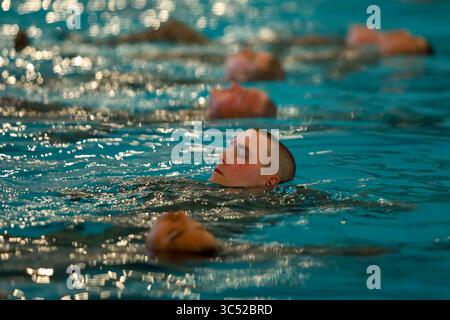 3 dicembre 2019 - Parris Island, South Carolina, USA - reclute con Mike Company, 3rd Recruit Training Battalion, e Papa Company, 4th Recruit Training Battalion, prendere il corso di qualificazione di base per la sopravvivenza in acqua al Marine Corps Recruit Depot Parris Island, S.C. 3 dicembre 2019. Le reclute devono essere in grado di scaricare il carico di combattimento sott'acqua, nuotare e galleggiare in tutte le utenze, e saltare dalla torre per superare la qualifica. (Immagine di credito: © U.S. Marines/ZUMA Wire/ZUMAPRESS.com) Foto Stock