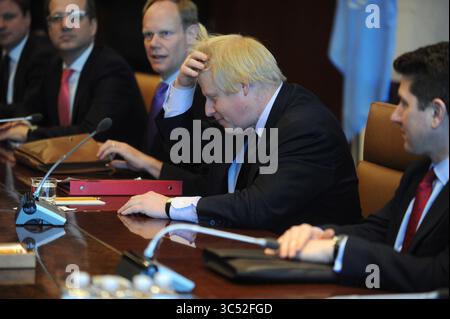 NEW YORK, NY - 23 MARZO: Il ministro degli Esteri britannico Boris Johnson partecipa a un incontro con il segretario generale delle Nazioni Unite Antonio Guterres alle Nazioni Unite il 23 marzo 2017 a New York. Johnson ha inviato un messaggio che il Regno Unito rimarrà forte dopo l'attacco terroristico di Westminster di ieri che ha lasciato cinque persone morte... persone: Boris Johnson (immagine di credito: © SMG via ZUMA Wire) Foto Stock