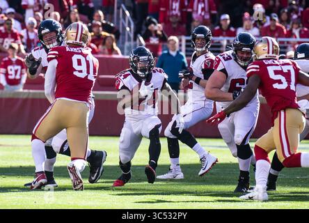15 dicembre 2019 Santa Clara, CA U.S.A il running back degli Atlanta Falcons Devonta Freeman (24) corre con la palla per un breve guadagno durante la partita di football NFL tra gli Atlanta Falcons e la vittoria dei San Francisco 49ers 29-22 al Levi Stadium di San Francisco California. Thurman James / CSM(immagine di credito: &Copy; Thurman James/CSM tramite cavo ZUMA) Foto Stock