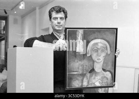 Tre dipendenti del Frans Hals Museum e di Verweyhal, Haarlem, Grote Markt, Paesi Bassi, 05-12-1999 Whizgle News, Dutch Desk, Paesi Bassi, 1950-2000 Un uomo è orgoglioso di mostrare un'opera d'arte incorniciata con un ritratto stilizzato di una donna con caratteristiche distintive. Lo sfondo suggerisce l'ambientazione di una galleria d'arte, suggerendo un momento di apprezzamento per l'espressione creativa. Foto Stock