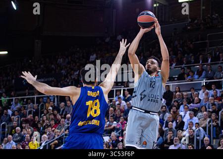 12 Amine Noua dell'ASVEL, spara oltre 18 Pierre Oriola di Barcellona, durante la partita di pallacanestro Eurolega tra Barcellona e ASVEL allo stadio Camp Nou di Barcellona, Spagna, il 17 dicembre 2019. FLORENCIA TAN JUN/ESPA(immagine di credito: &Copy; ESPA Photo Agency/CSM via ZUMA Wire) Foto Stock