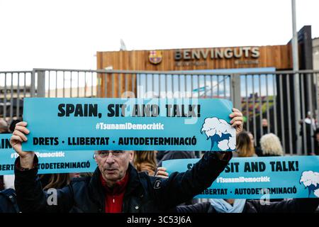 18 dicembre 2019, Barcellona, BARCELLONA, Spagna: Proteste dello tsunami democratico pro indipendenza catalana durante la partita della Liga tra FC Barcelona e Real Madrid al Camp Nou il 18 dicembre 2019 a Barcellona, Spagna. (Immagine di credito: © AFP7 via cavo ZUMA) Foto Stock