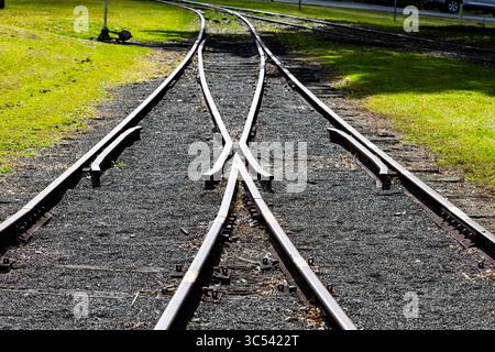 Vista di un vecchio incrocio della linea ferroviaria di due binari presso la stazione storica di Imbil, Queensland, Australia Foto Stock