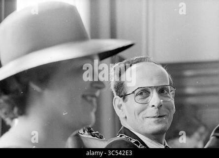 Installation Mayor Lisse + Portraits, Installation, Portraits, Lisse, 16-06-1981 Whizgle News, Dutch Desk, Paesi Bassi, 1950-2000 Un uomo con gli occhiali e un sorriso caldo siede accanto a una donna che indossa un cappello a tesa larga, impegnato in un momento di spensieratezza durante un incontro sociale. Foto Stock