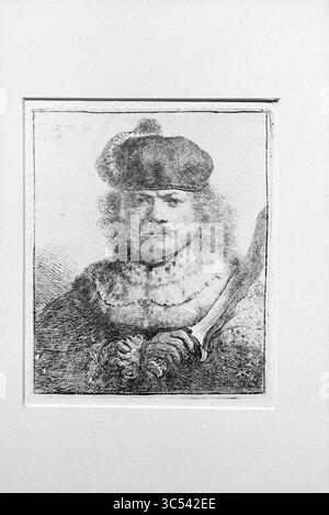 Tesori d'arte Joh. Enschede, 08-05-1995 Whizgle News, Dutch Desk, Paesi Bassi, 1950-2000 Un ritratto di un uomo che indossa un cappello ornato e un indumento riccamente testurizzato, con una spada. La sua espressione è seria e contemplativa, catturando un senso di autorità e fiducia. I dettagli intricati del suo abbigliamento e la texture sottostante del pezzo aggiungono profondità al suo carattere. Foto Stock