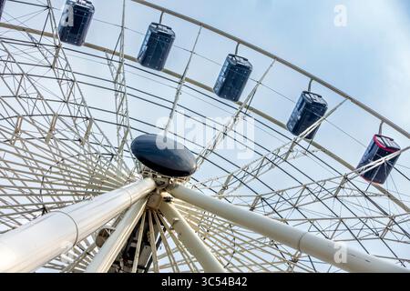 East Rutherford, New Jersey - US - luglio 26, 2025 Una straordinaria vista ad angolo basso cattura la ruota panoramica American Dream Ferris, le sue eleganti gondole e l'intricato telaio ris Foto Stock