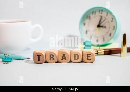 Uomo che tiene in mano denaro su sfondo nero, l'uomo riceve molti soldi dal concetto Trading, Business Success. Foto Stock