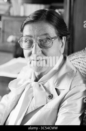 Ritratto Signora Reeser insegnante di musica, musica, ritratti, persone che cantano e musica, 20-09-1979 Whizgle News, Dutch Desk, Paesi Bassi, 1950-2000 una donna anziana con occhiali e un'espressione delicata si siede comodamente, indossando una giacca di colore chiaro con un fiocco sul colletto. Il suo sguardo premuroso suggerisce una vasta esperienza di vita e una piccola spilla adorna la sua giacca. Dietro di lei, si possono vedere accenni di un ambiente accogliente. Foto Stock